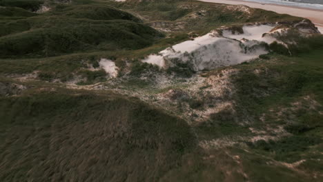 Exuberantes-Dunas-Verdes-Con-Senderos-De-Arena-A-Lo-Largo-De-La-Costa-Danesa.