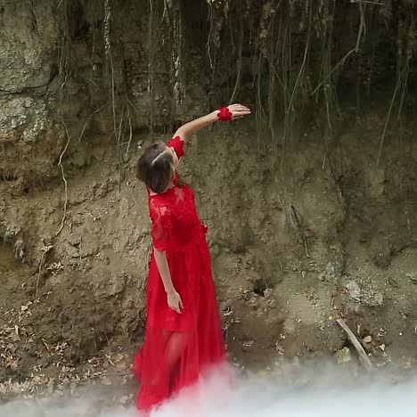 mujer en el bosque en una nube de humo