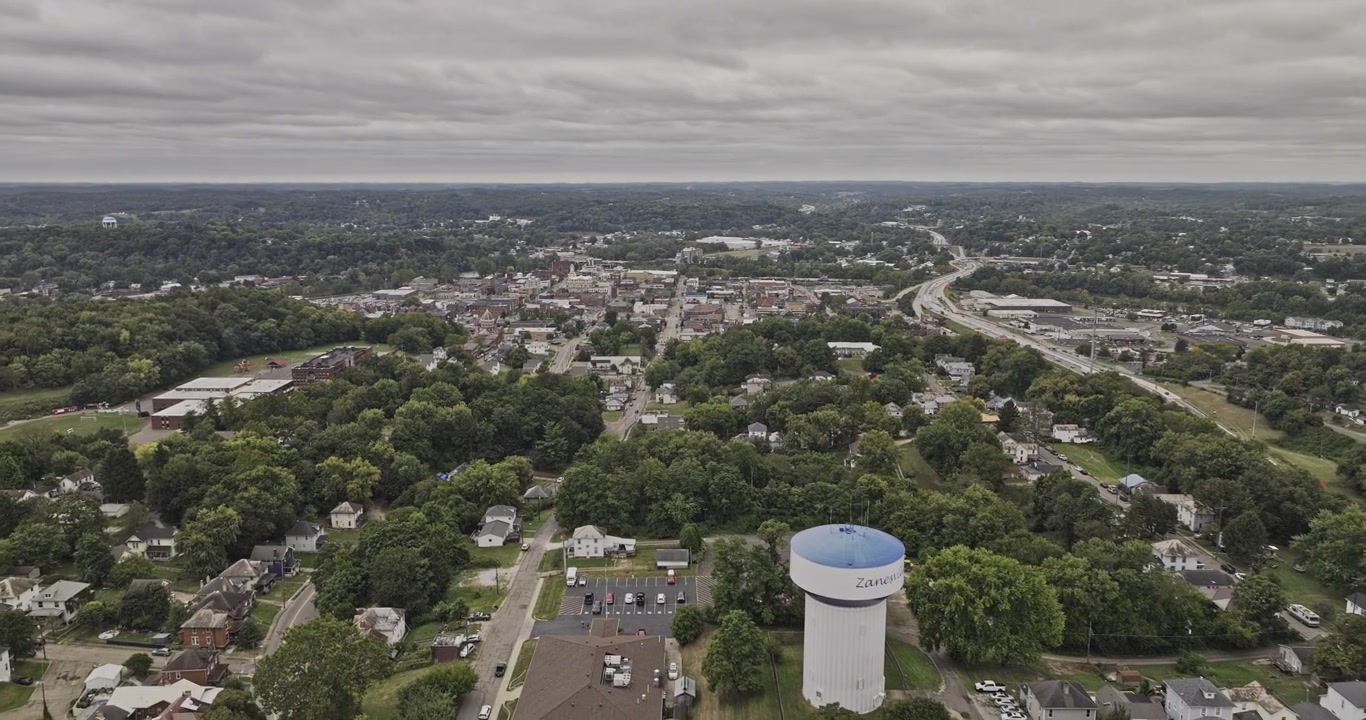 Sorvolo aereo v6 di Zanesville Ohio sopra quartieri residenziali verso il centro città, colline boscose e autostrada - Ripreso con Mavic 3 Pro Cine - 22 settembre 2023.