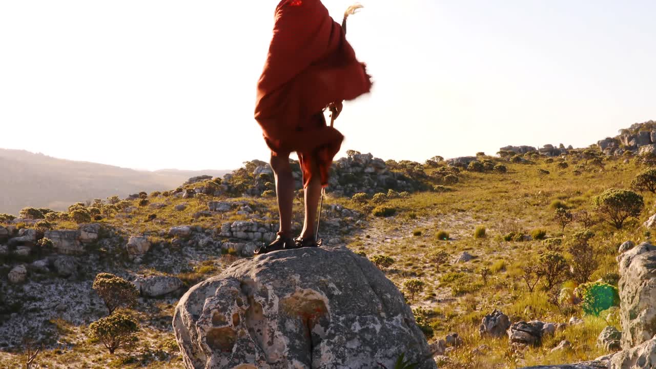 바위 위에 서 있는 부족의 남자 4k