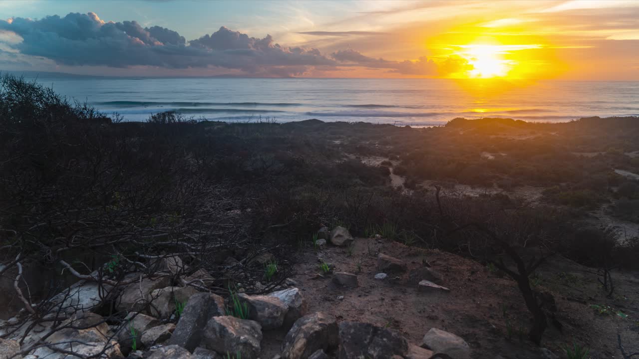 Céu vibrante ao pôr do sol e praia remota com paisagem de nuvens, vista em time-lapse.