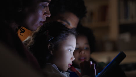 niña pequeña usando una computadora tablet familia feliz disfrutando de la noche con los niños jugando juegos en la pantalla táctil aprendiendo divirtiéndose antes de acostarse