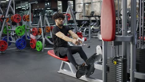 Entrenamiento-Intensivo-En-El-Gimnasio,-Hombre-Haciendo-Ejercicio-De-Fila-De-Cables