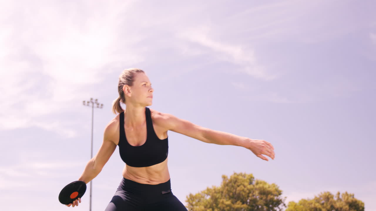 Atleta donna che pratica il lancio del disco