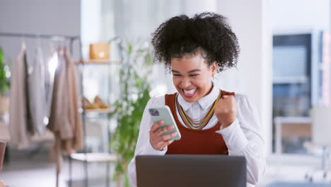 diseñadora de moda, puño y mujer negra con sonrisa