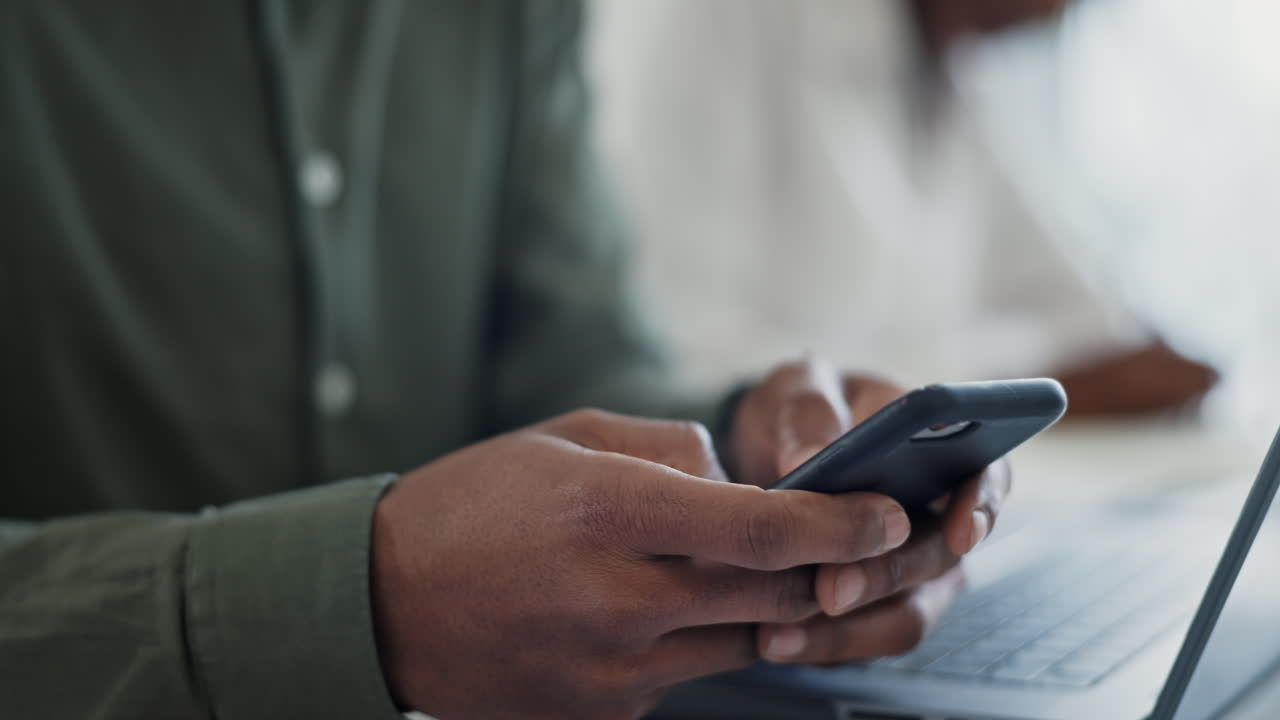 persona, teléfono y manos escribiendo en red