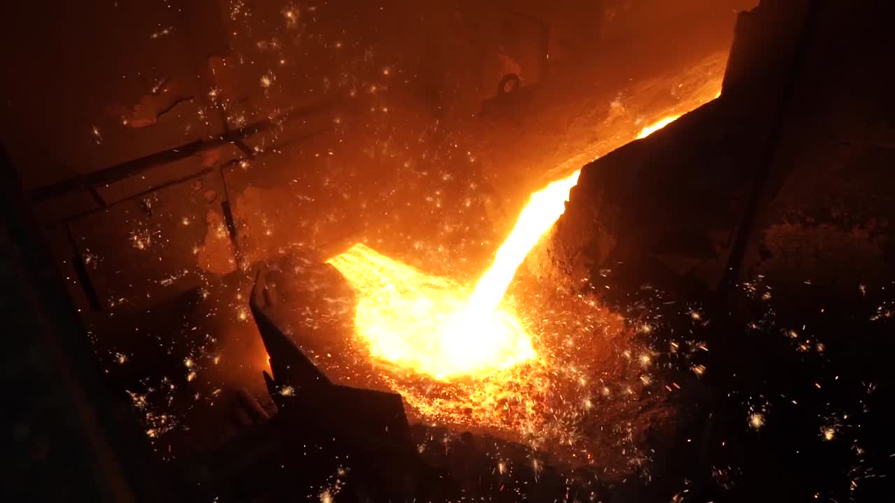 расплавленный металл в литейном заводе