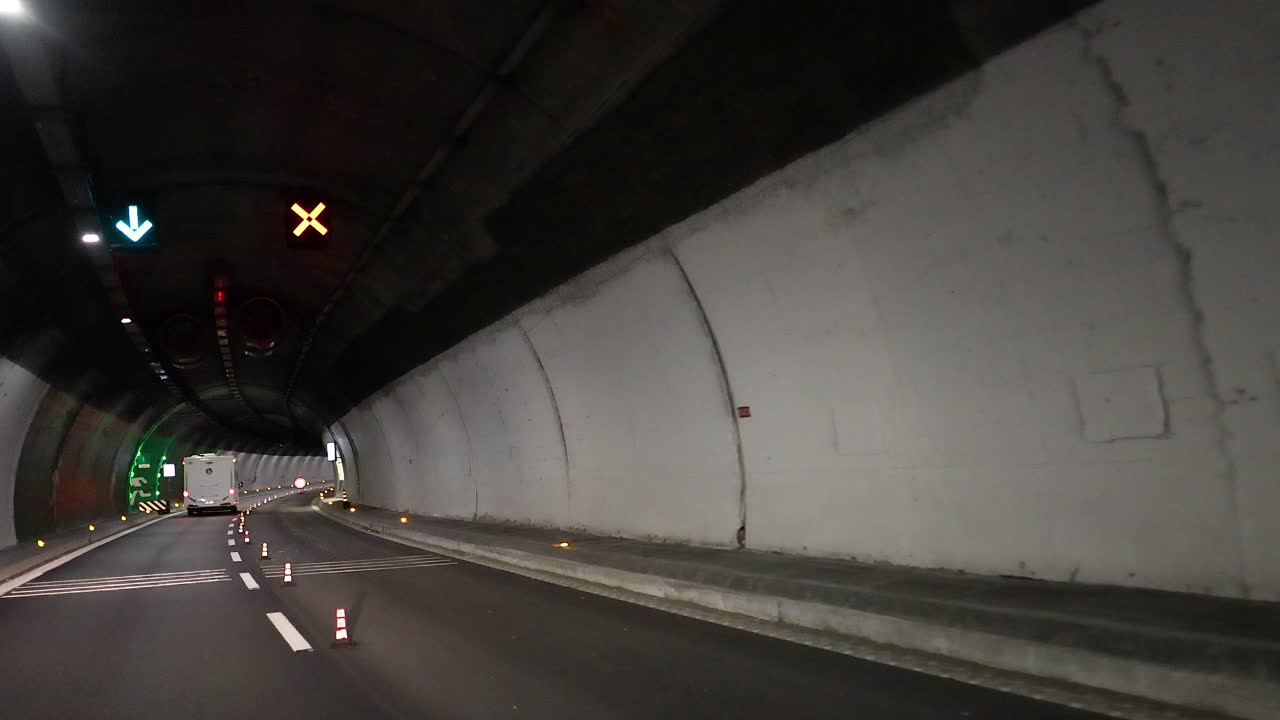транспортное средство, движущееся по туннелю с транспортными конусами