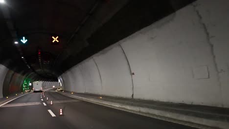 vehículo que navega en un túnel con conos de tráfico