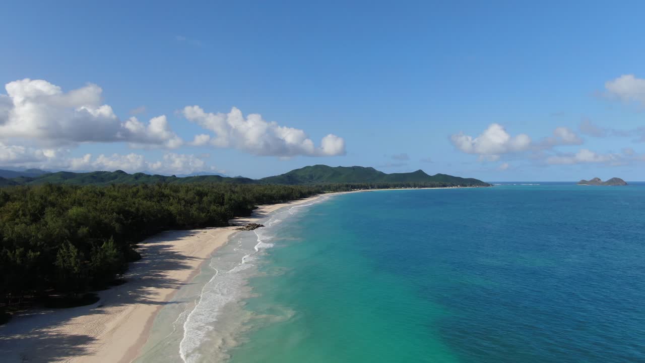 amplias vistas aéreas del parque de la playa de waimanalo, un paraíso tropical en el lado este de oahu, hawaii