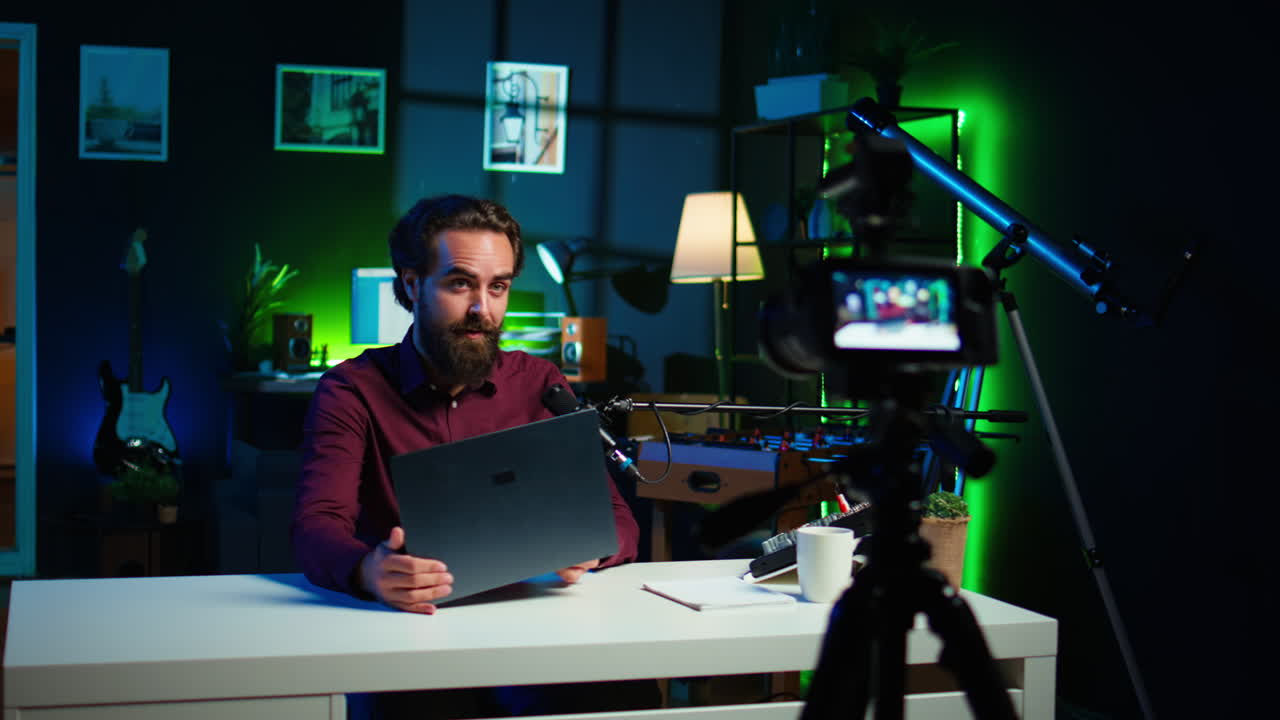 estrella de internet patrocinando el portátil de marca, impresionado por la delgadez