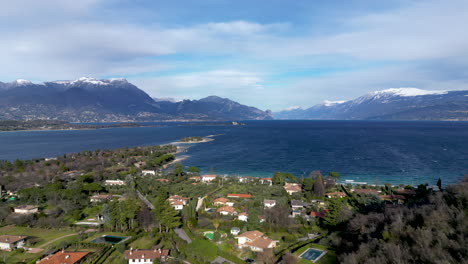 Drone-Vista-Aérea-Lago-De-Garda-Italia-Verano-Sol