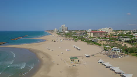 Playa-De-Acadia-South-Herzliya:-La-Playa-Está-Vacía-De-Visitantes-En-Un-Día-Caluroso-Y-Soleado,-La-Playa-Está-Justo-Al-Lado-Del-Puerto-Deportivo-E-Incluye-Senderos-Accesibles-Que-Llegan-Hasta-La-Línea-De-Flotación.