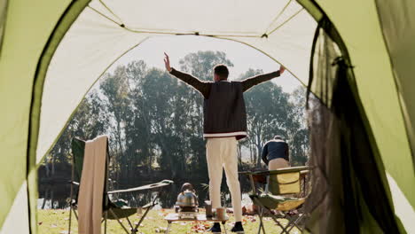 Naturaleza,-Tienda-De-Campaña-Y-Hombre-Estirándose