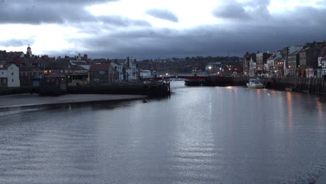 Whitby,-North-York-Moors,-Morgendämmerung-Am-Hafen,-Boote---4k-Prores-422hq,-Bmpcc-Clip-12---Jan-2022