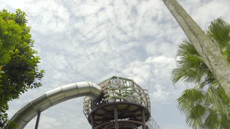 el patio de recreo de la isla de sentosa en singapure entre los jardines redes de deslizamiento tiro de inclinación de esfera