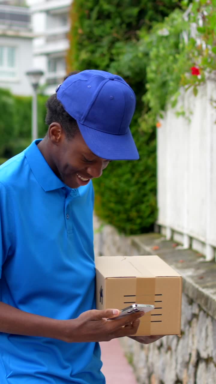 persona de entrega con el paquete