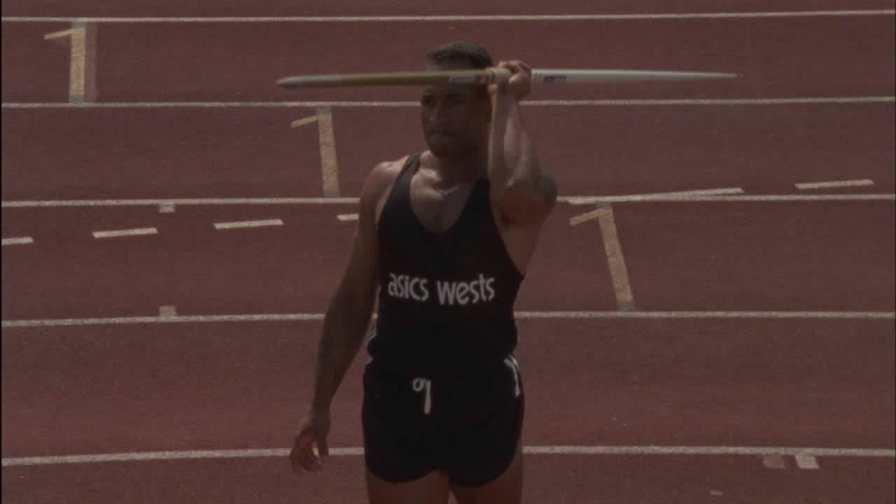 un hombre lanza una jabalina