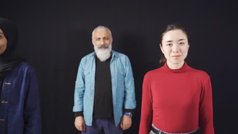 서로 다른 인종의 친구들의 그룹의 클로즈업 초상화. 미소, 우정과 형제애.