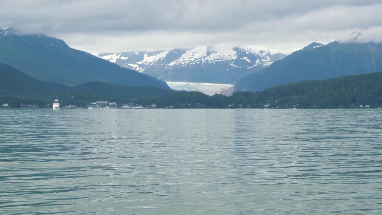 Splendido paesaggio con il ghiacciaio Mendenhall e le montagne circostanti coperte dalle nuvole, Alaska.