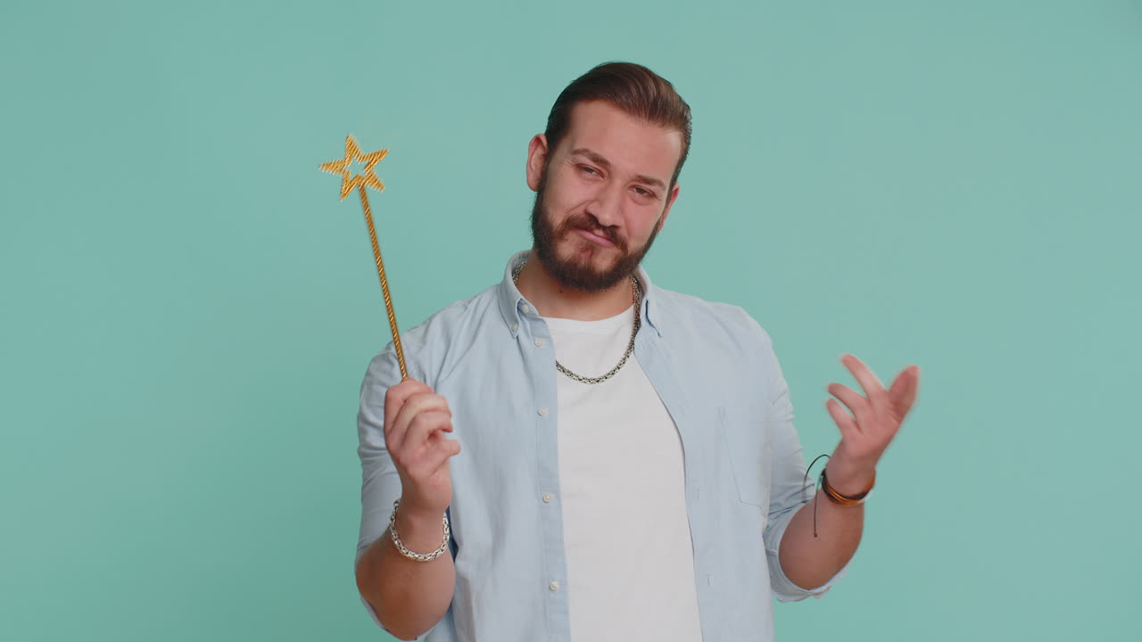 улыбающийся мужчина в синей рубашке