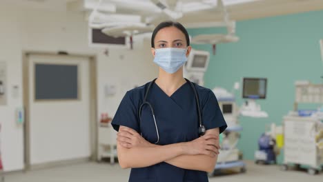 retrato de una doctora india con máscara quirúrgica