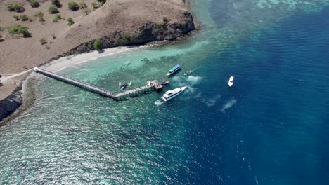 Antena-De-Komodo-De-La-Playa-Y-El-Arrecife-En-Un-Día-Caluroso-Y-Soleado.