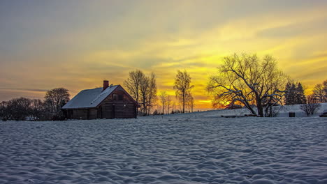 Zeitraffer-Eines-Sonnenaufgangs-In-Einer-Verschneiten-Ländlichen-Landschaft-Mit-Einer-Blockhütte