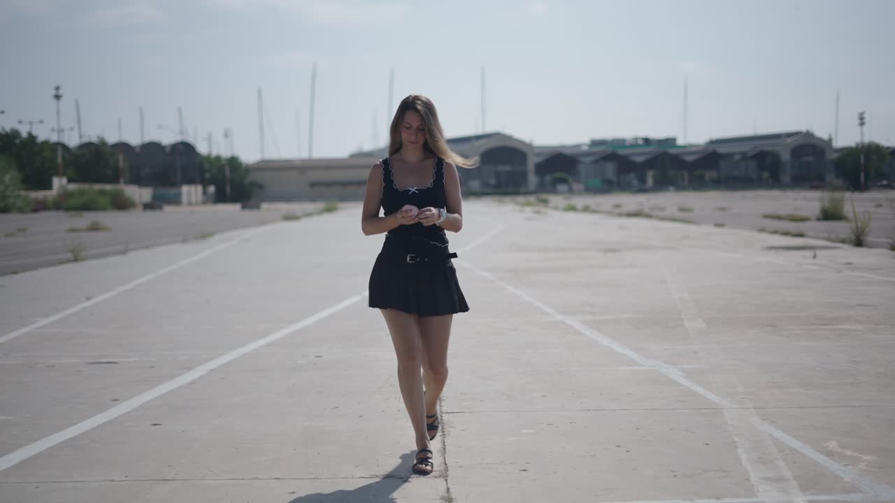 Donna che cammina su una strada vuota