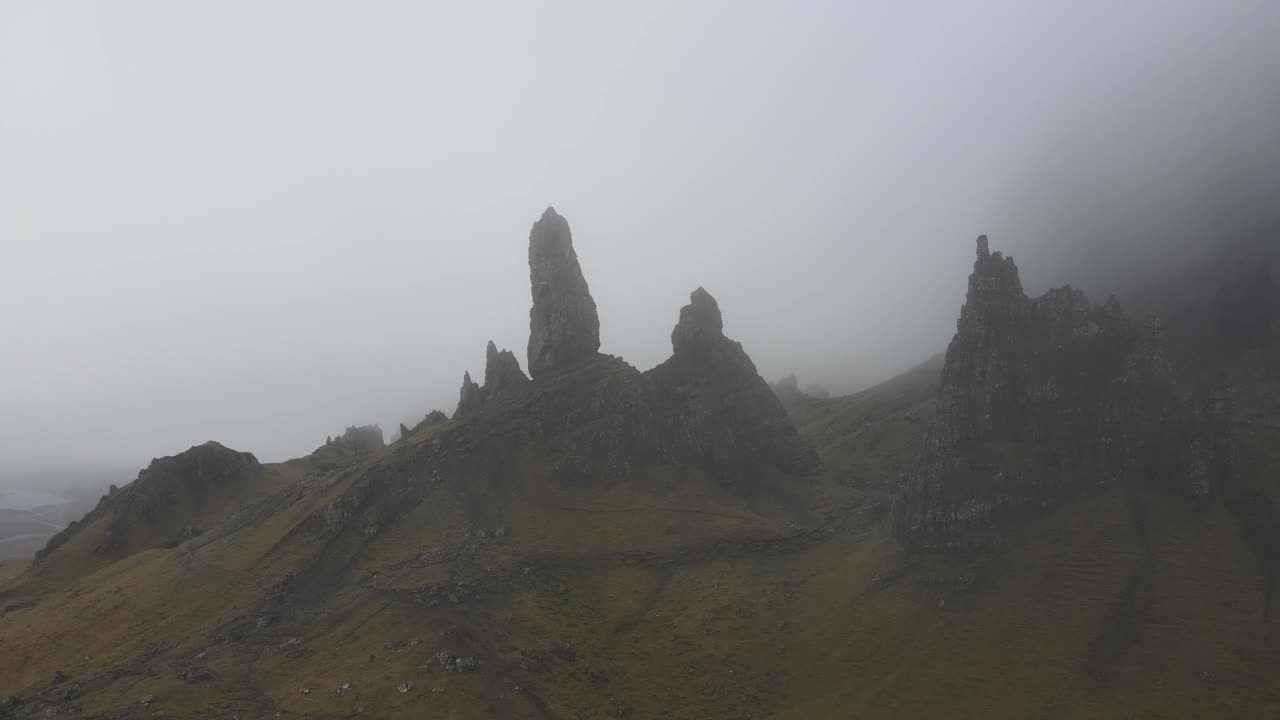 una vista panorámica aérea del avión no tripulado de las características más emblemáticas de la isla de skye