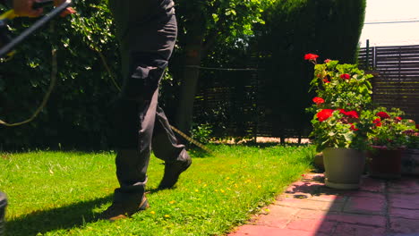 Hombre-Caucásico-Cortando-El-Césped-En-El-Jardín-Con-La-Cortadora-De-Césped