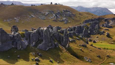 Toma-Panorámica-Cinematográfica-Del-Paisaje-De-La-Colina-Del-Castillo-Con-Rocas-Sobresalientes-Y-Campos-Rurales-En-Nueva-Zelanda