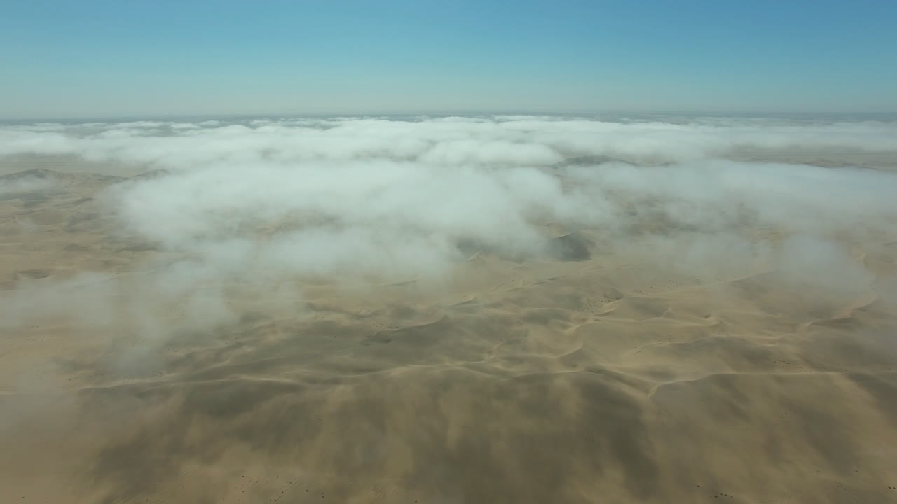 nubes, paisaje y arena con desierto