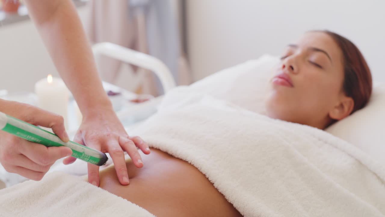 여성 대안 치료사가 긴장을 풀고 있습니다.