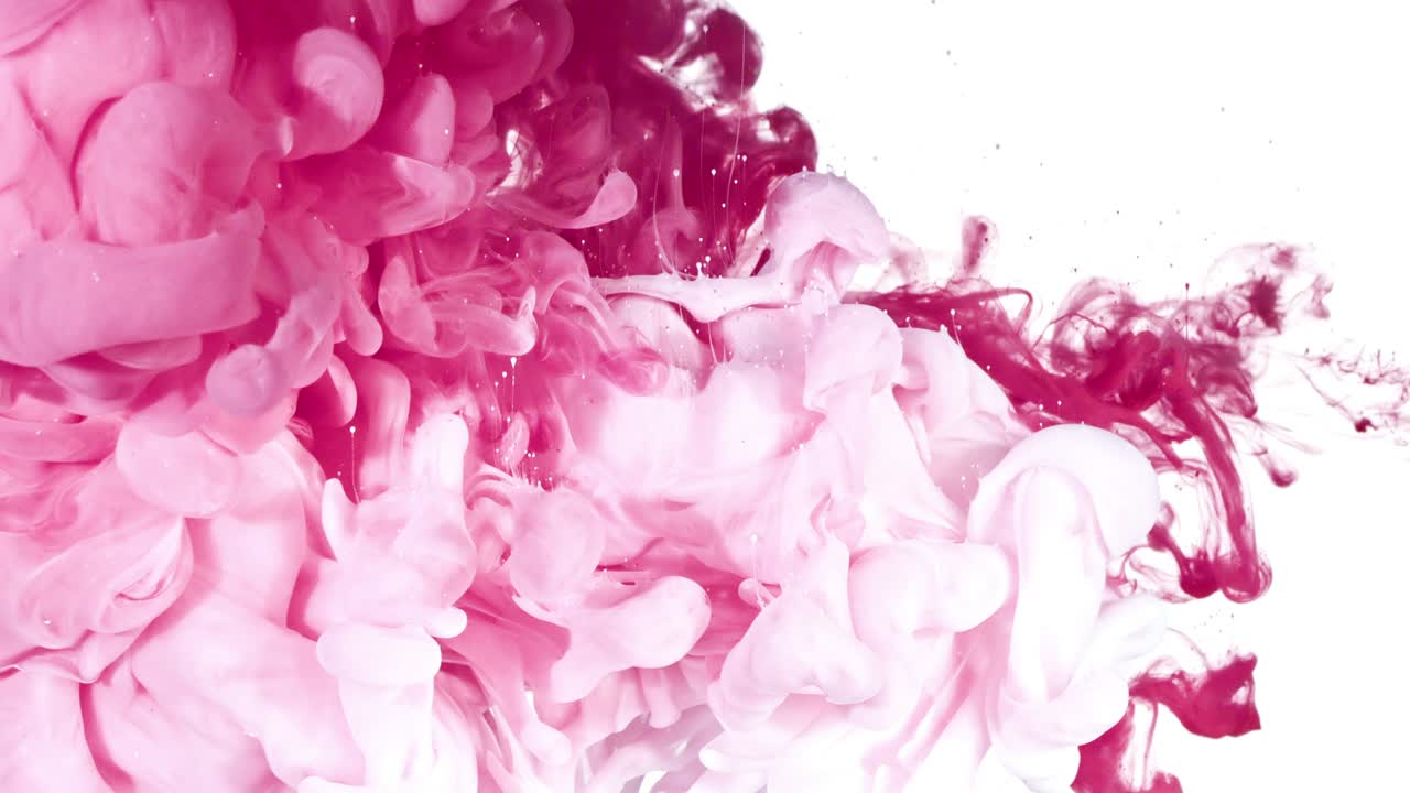 tinta blanca y rosa en el agua