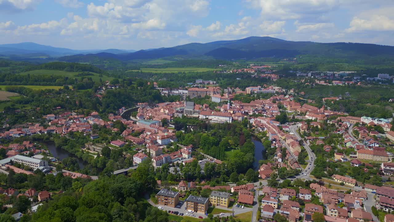 Bellissima vista aerea dall'alto di montagna e panorama di città collinare, Krumlov Repubblica Ceca Estate 2023