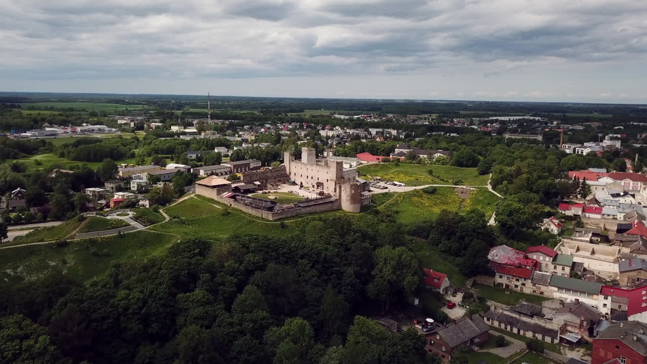 Panorama Cinematografico 4K: Ampia Vista Aerea del Distretto Storico di Rakvere, Castello Medievale e Skyline della Città, Estonia 2025