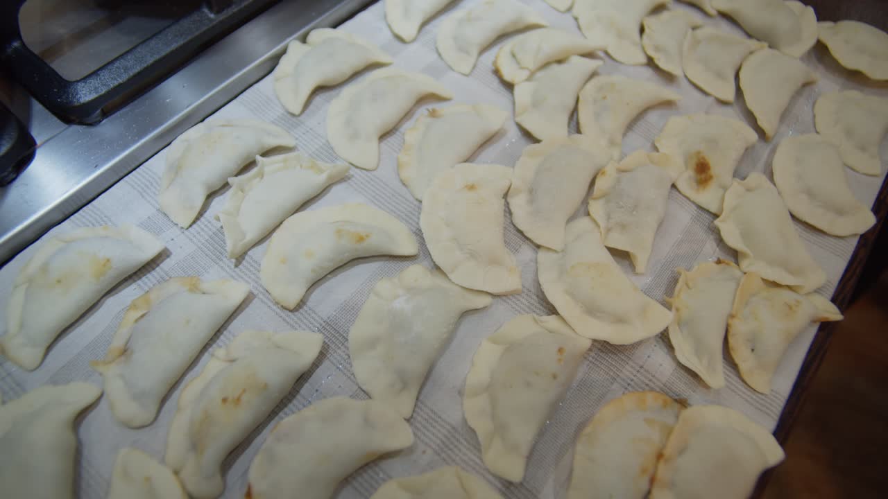 Preparazione passo dopo passo di pierogi fatti a mano