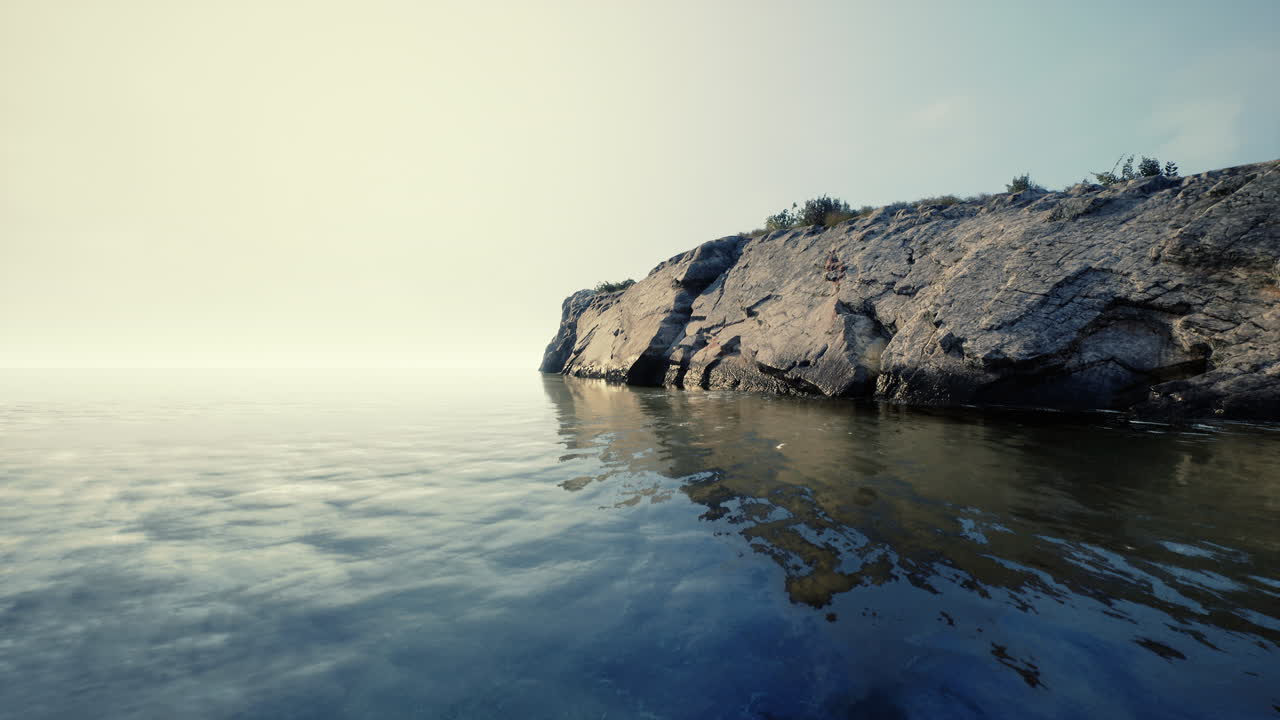 안개 가 가 가득 한 조용 한 바다 를 내려다보는 바위 절벽