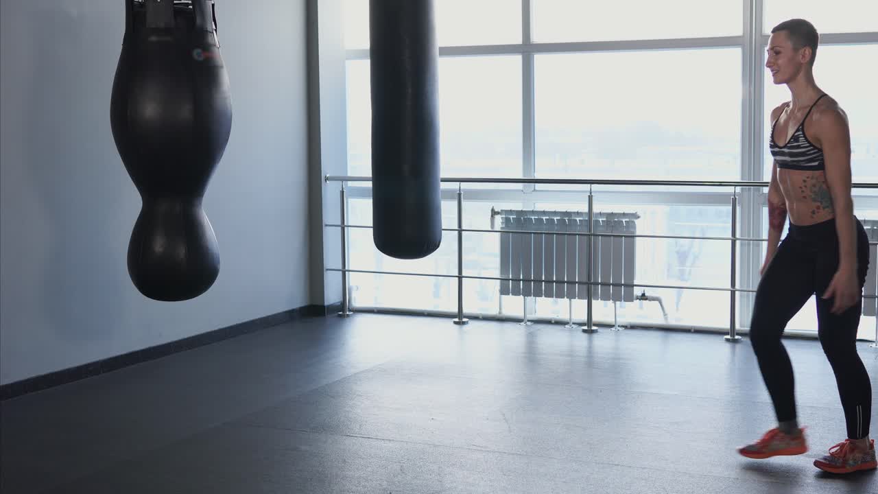 Woman doing lunges in a gym