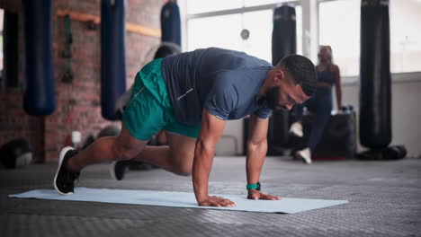 hombre haciendo escaladores de montaña en un gimnasio