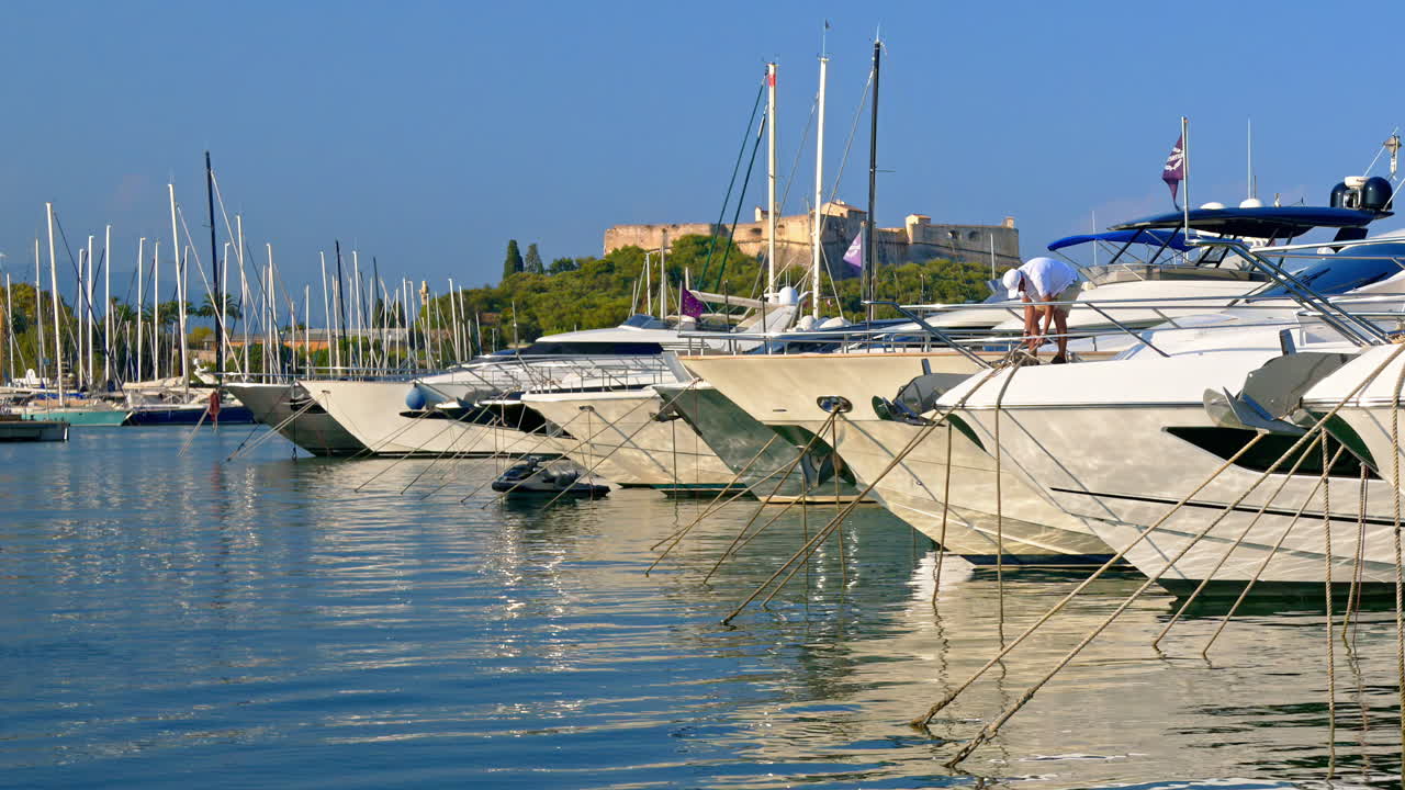 Barche ormeggiate nel Port Vauban con il Fort Carre sullo sfondo ad Antibes, Francia