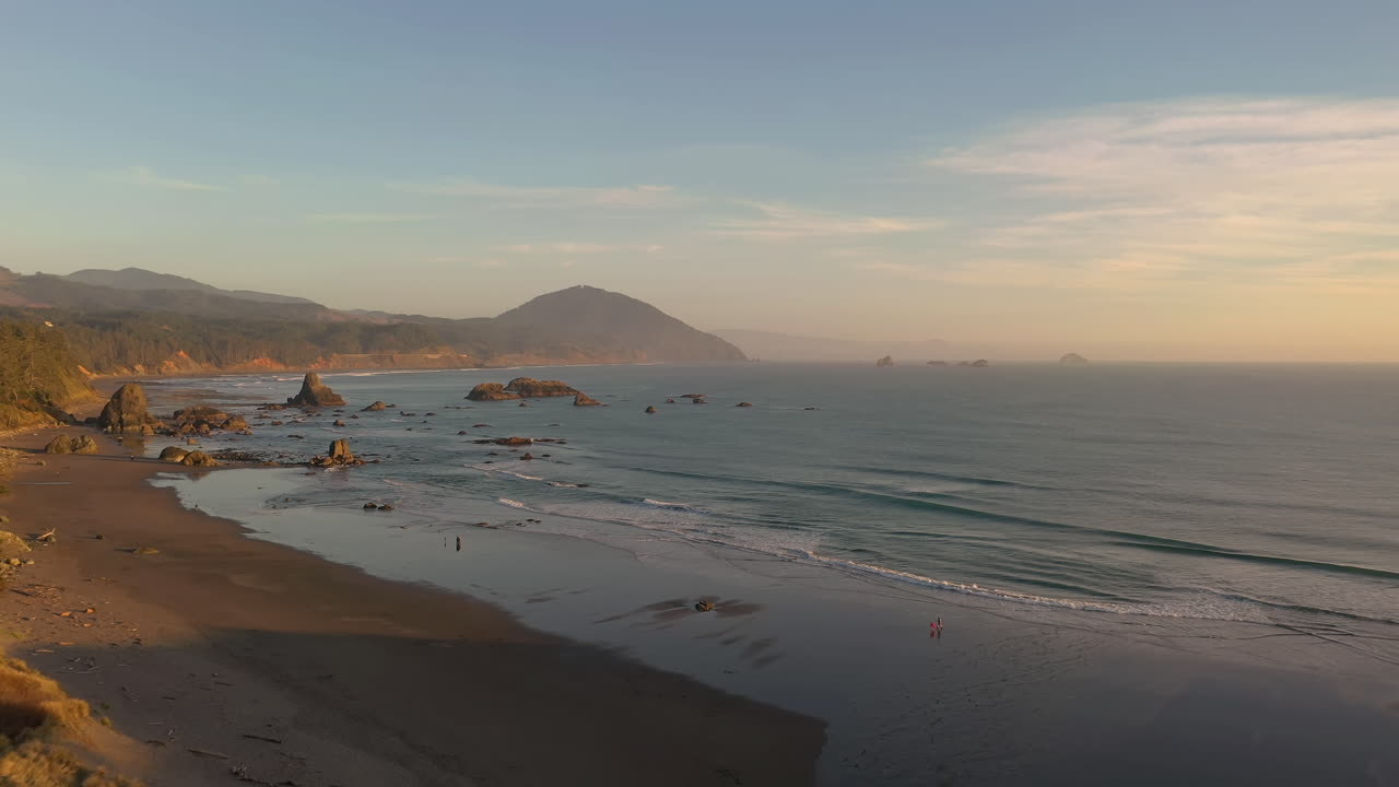 la gente disfruta de la puesta de sol en la playa en port orford, costa de oregon - toma aérea de drones