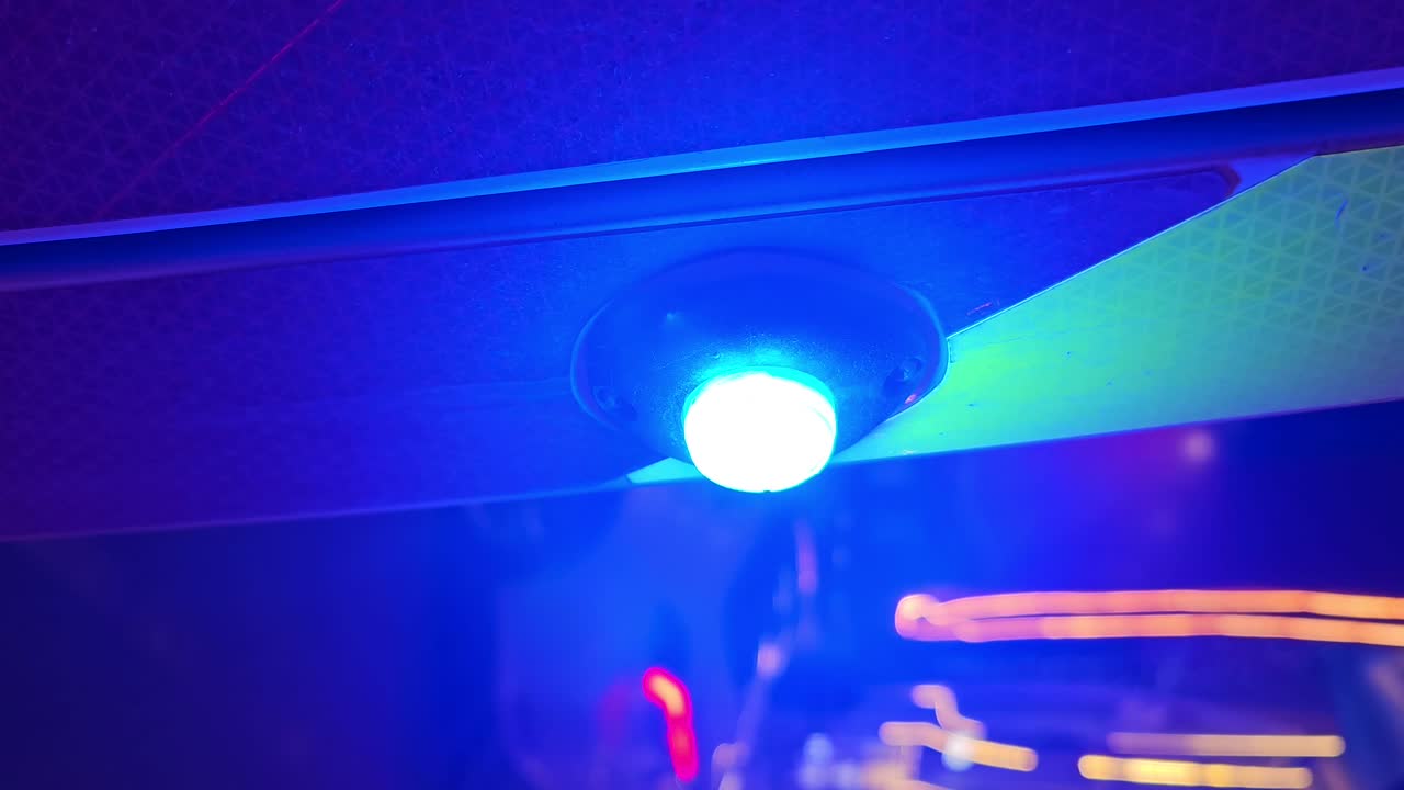 垂直のビデオ:夜の救急サービスを描いた 閃光する救急車のライト