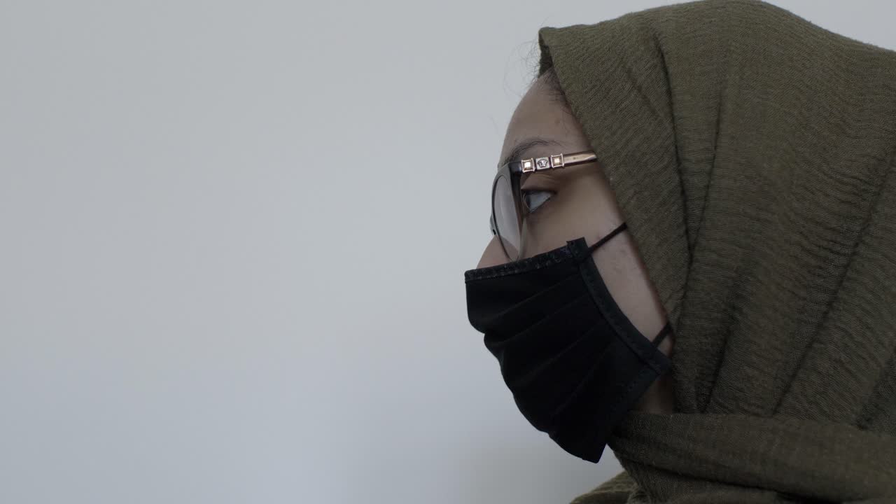 mujer hijab con gafas con mascarilla de algodón negro