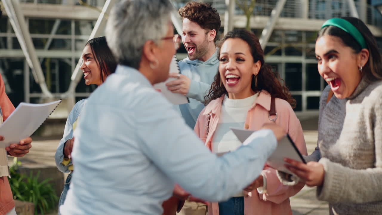 교수, 시험 및 학생은 결과에 흥분