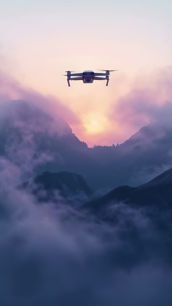 Video dọc: Cảnh bình minh quay từ trên không với máy quay trên drone khi sương tan dần, cho thấy cánh tay gấp và gimbal