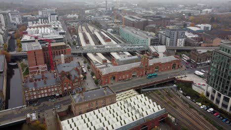 Estación-De-Tren-De-Nottingham,-Emr-Uk,-Imágenes-De-Revelación-De-Retroceso-Del-Dron