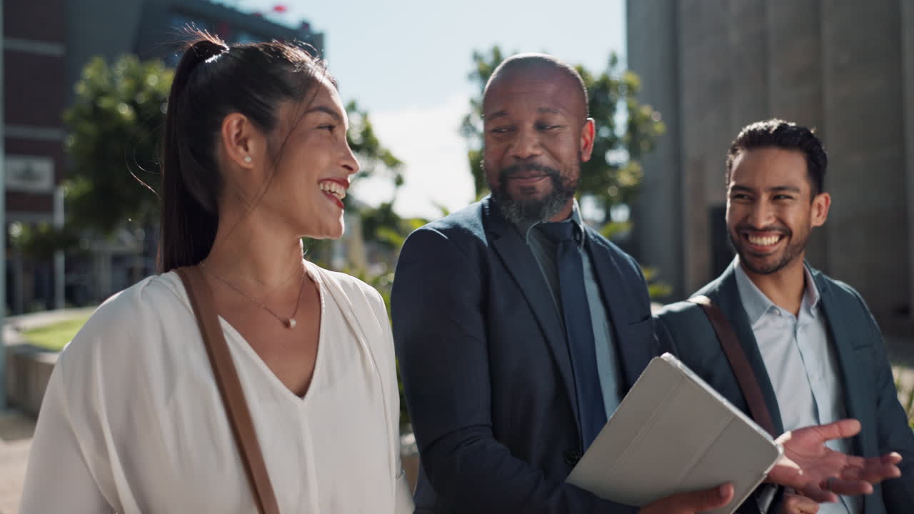 colegas de negocios caminando y hablando en la ciudad