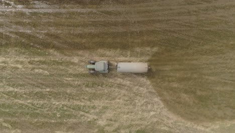 tractor con remolque extendiendo fertilizante vista aérea